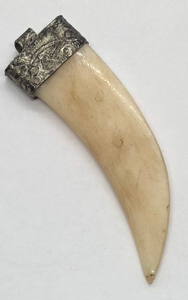 Pendant. Indian tusk style